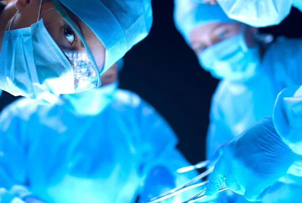 Chirurg zespołowy podczas pracy nad operacją w szpitalu — Zdjęcie stockowe