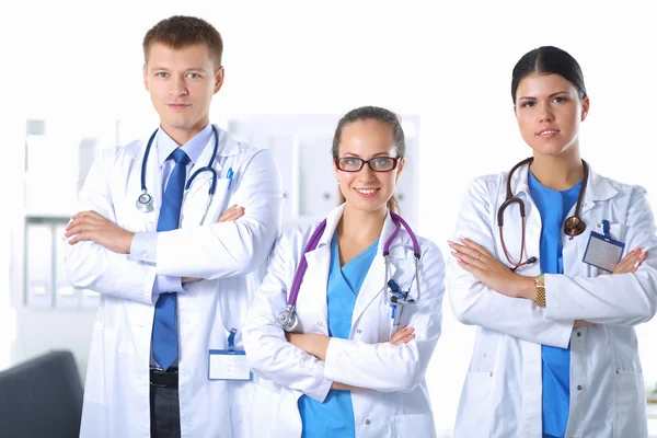 Gesundheit und Medizin - junges Team oder Gruppe von Ärzten — Stockfoto