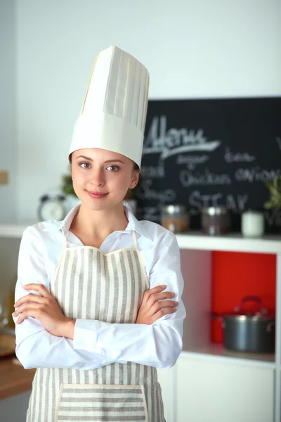 Chef donna ritratto con uniforme in cucina — Foto Stock