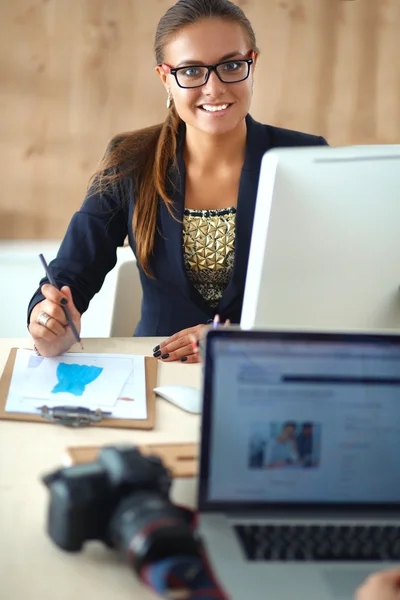 Modeontwerpers werken in studio zittend op het bureau — Stockfoto