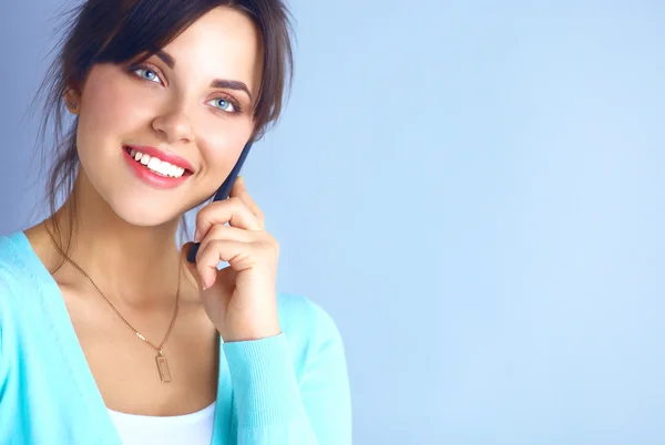 Femme utilisant et lisant un téléphone intelligent — Photo