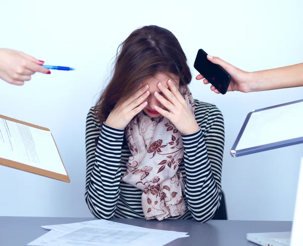 Retrato de mulher de negócios jovem cansado com computador portátil — Fotografia de Stock