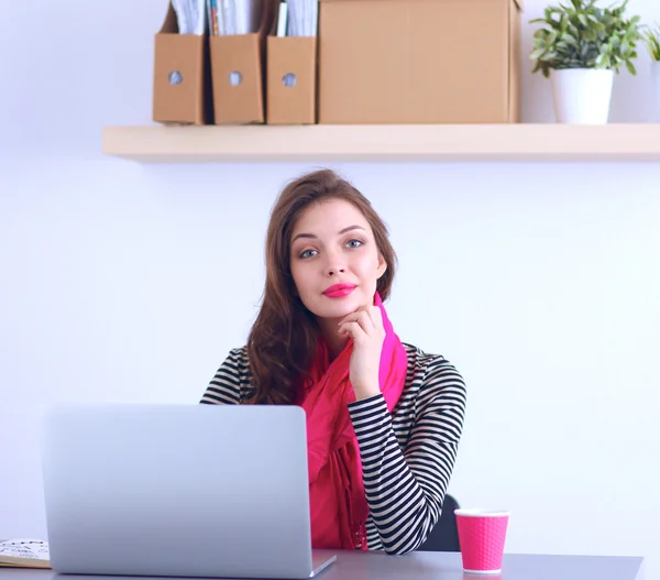 Jonge mooie zakenvrouw met notebook in het kantoor — Stockfoto
