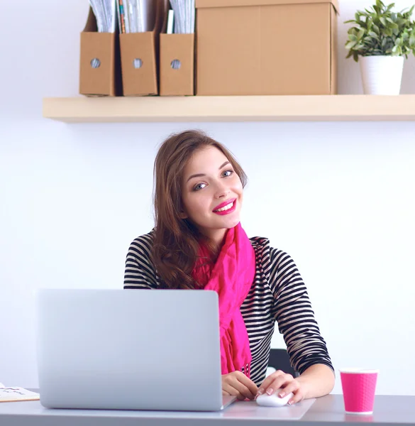 Ritratto di una donna d'affari sorridente con una tazza di caffè davanti al computer portatile — Foto Stock
