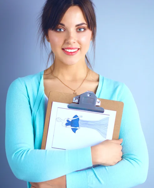 Mujer con carpeta para documentos sobre fondo gris — Foto de Stock