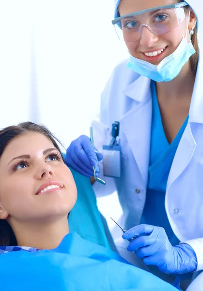 Donna dentista che lavora presso i suoi denti pazienti — Foto Stock