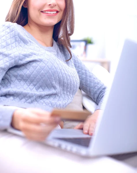 Mulher sorridente bonita com laptop e um cartão de crédito — Fotografia de Stock