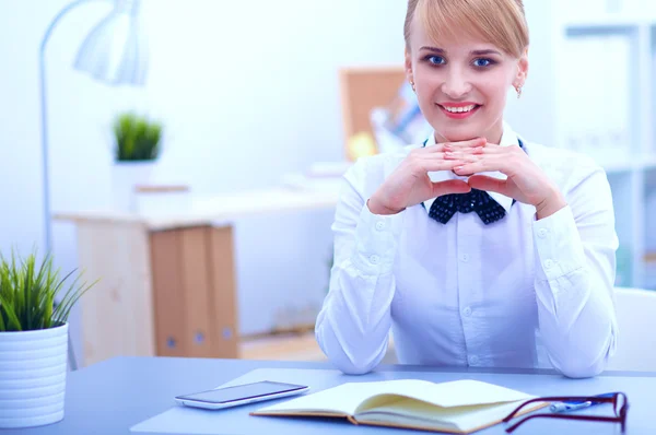 Portret bizneswoman siedzącej przy biurku — Zdjęcie stockowe