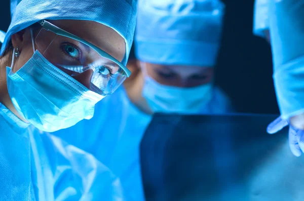 Cirujano de equipo en el trabajo en el hospital — Foto de Stock