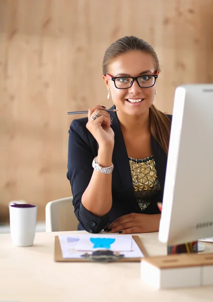 Modeontwerpers werken in studio zittend op het bureau — Stockfoto