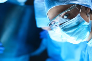 Ekip cerrahı hastanede ameliyat yapıyor.