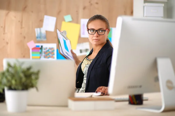 Diseñadores de moda trabajando en el estudio sentados en el escritorio — Foto de Stock