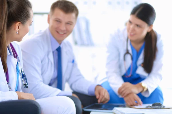 Equipe médica feliz discutindo e trabalhando juntos — Fotografia de Stock