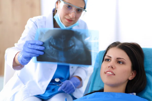 Femme dentiste travaillant chez ses patients dents — Photo