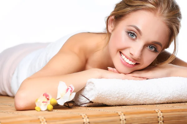 Primer plano de una atractiva joven recibiendo masaje — Foto de Stock