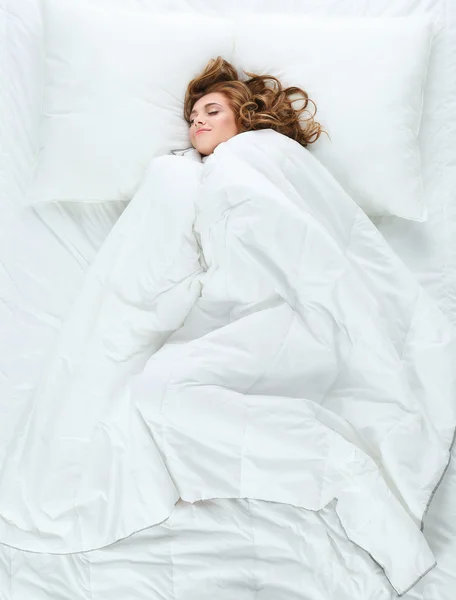 Vacker ung kvinna liggande på sängen — Stockfoto