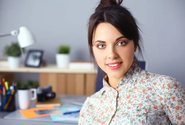 Retrato de una mujer de negocios sentada en el escritorio — Foto de Stock