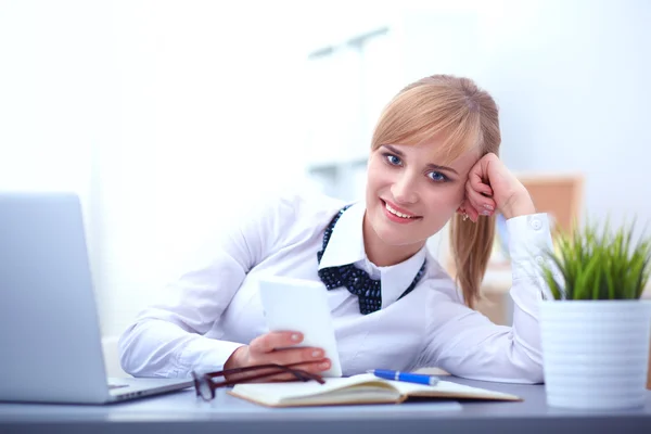 Retrato de una mujer de negocios sentada en el escritorio — Foto de Stock