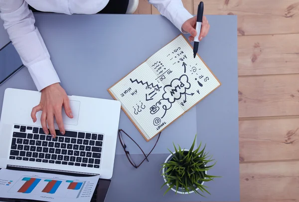 Porträt einer Geschäftsfrau am Schreibtisch mit Laptop — Stockfoto