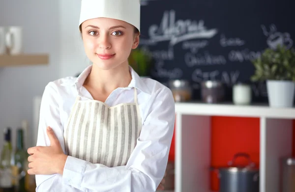 Retrato de mujer chef con uniforme en la cocina —  Fotos de Stock