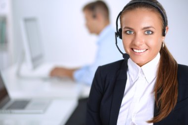 Mutlu kadın kulaklık takıyor ve masada oturuyor.