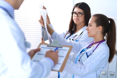 Genç bir grup doktor röntgene bakıyor.