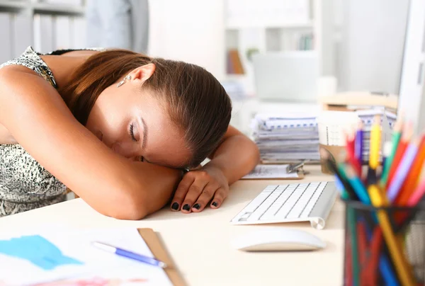 Vita in ufficio. Giovane donna che dorme sul posto di lavoro — Foto Stock