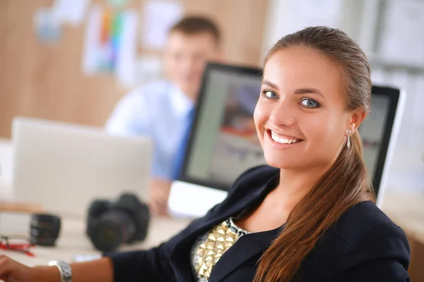 Mujer joven trabajando en la oficina, sentada en el escritorio — Foto de Stock