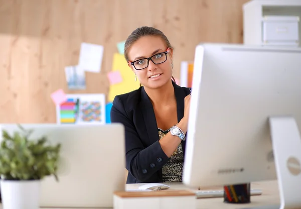 Modeontwerpers werken in studio zittend op het bureau — Stockfoto