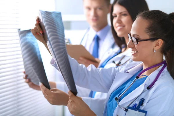 Grupo joven de médicos mirando rayos X — Foto de Stock