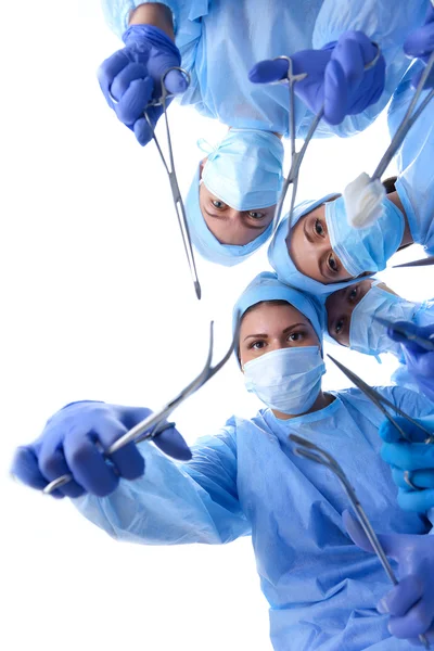 Equipe de cirurgiões, mulher vestindo uniformes protetores, bonés e máscaras — Fotografia de Stock