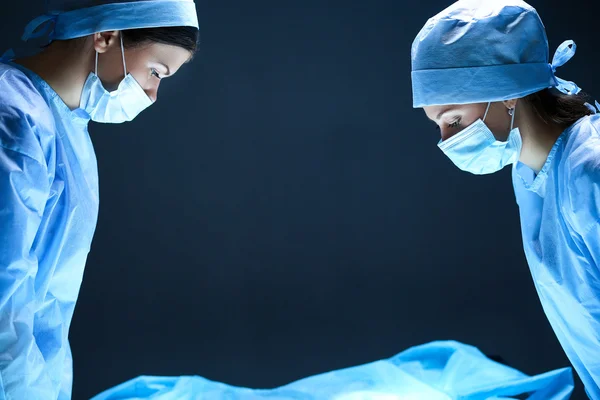 Cirujano de equipo en el trabajo en el hospital — Foto de Stock