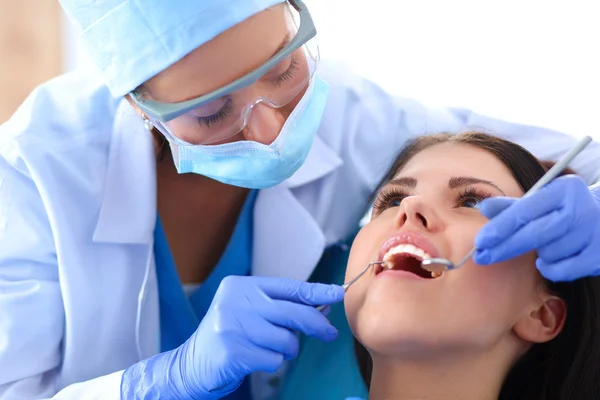 Mujer dentista trabajando en los dientes de sus pacientes — Foto de Stock