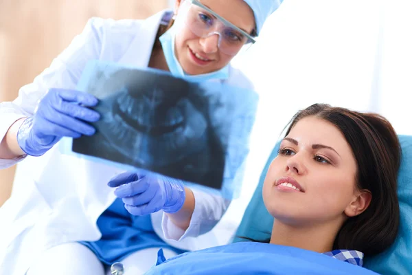 Donna dentista che lavora presso i suoi denti pazienti — Foto Stock