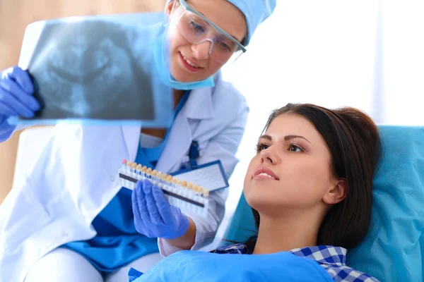 Donna dentista che lavora presso i suoi denti pazienti — Foto Stock