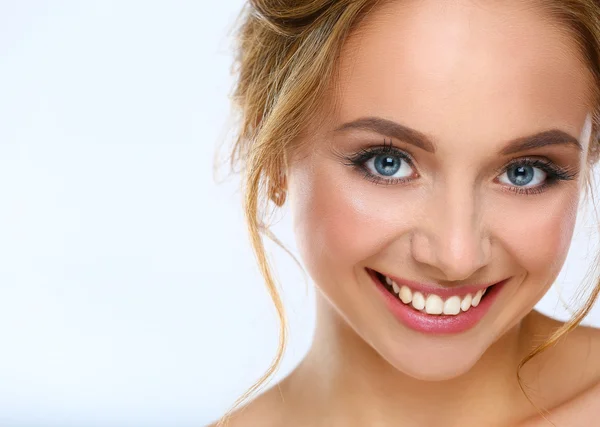 Retrato de mujer hermosa sobre fondo blanco — Foto de Stock