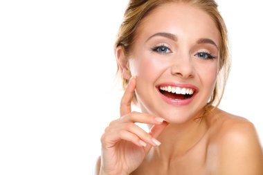 genç bir kadın yüzü beyaz zemin üzerine izole dokunmadan