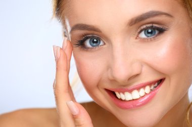 genç bir kadın yüzü beyaz zemin üzerine izole dokunmadan