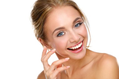 genç bir kadın yüzü beyaz zemin üzerine izole dokunmadan