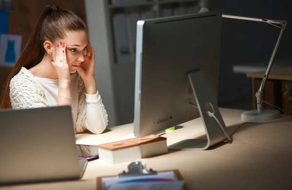 Młoda i piękna bizneswoman zmęczona pracą w biurze — Zdjęcie stockowe