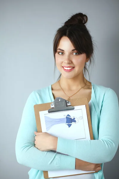 Mujer con carpeta para documentos sobre fondo gris — Foto de Stock