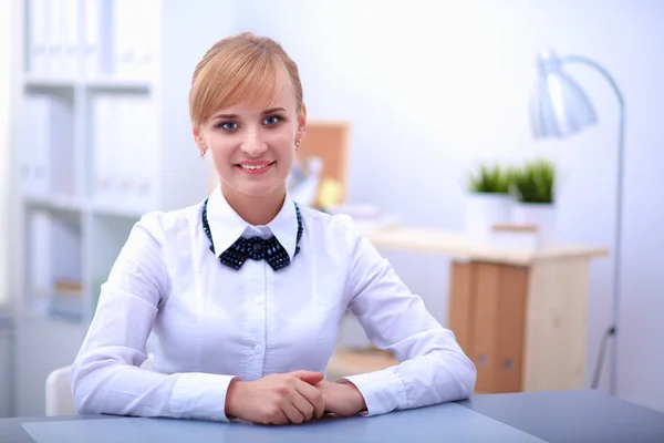 Retrato de mulher de negócios sentada na mesa — Fotografia de Stock