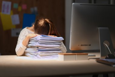 Genç ve güzel iş kadını ofiste çalışmaktan yoruldu.