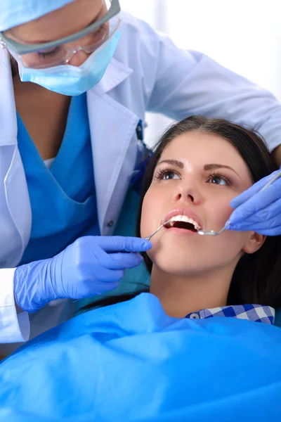 Donna dentista che lavora presso i suoi denti pazienti — Foto Stock