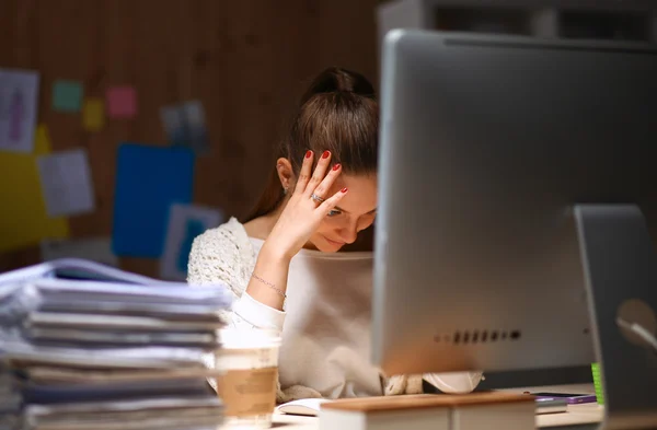 Jovem e bela empresária cansada do trabalho no escritório — Fotografia de Stock