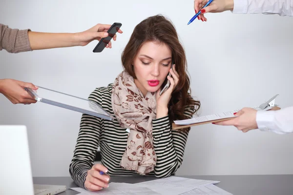 Retrato de mulher de negócios jovem cansado com computador portátil — Fotografia de Stock