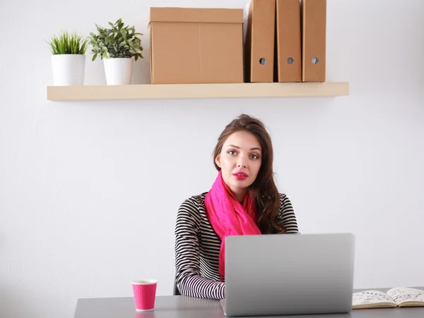 Portret van een Glimlachende zakenvrouw met koffie cup voor laptop — Stockfoto