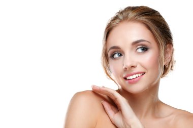 genç bir kadın yüzü beyaz zemin üzerine izole dokunmadan