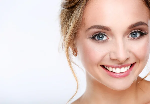 Retrato de mujer hermosa sobre fondo blanco — Foto de Stock