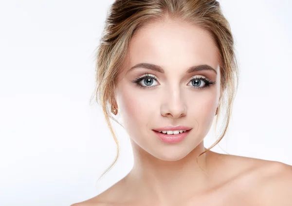 Retrato de mujer hermosa sobre fondo blanco — Foto de Stock